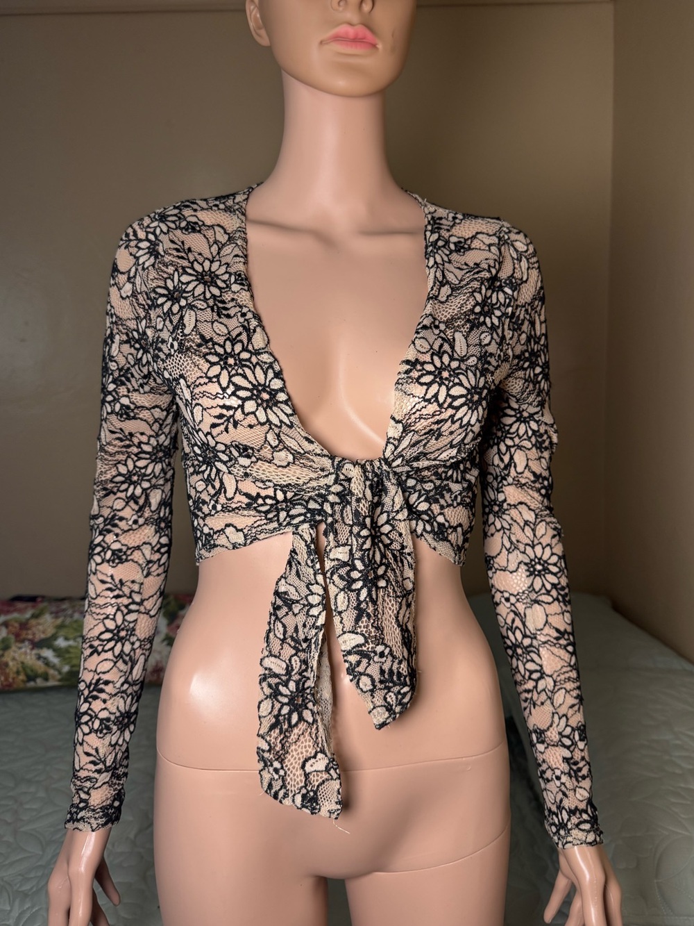 Windsor Lace Tie Front Long Sleeve Crop Top Nude Black Floral Size Small